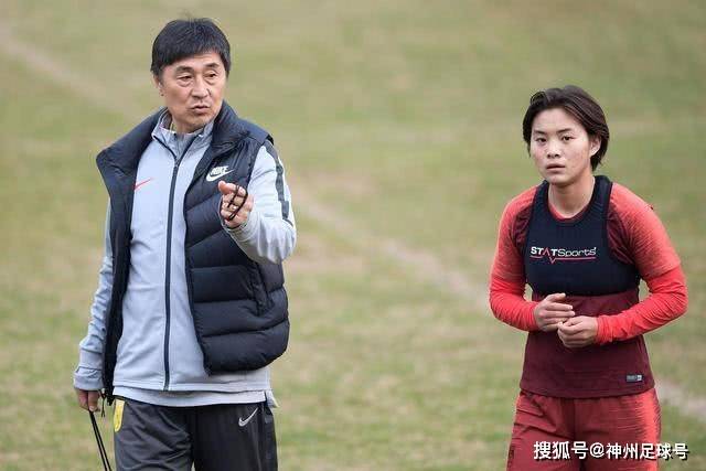 利兹联官方：队长阿姆帕杜续约4年，新合同至2030年